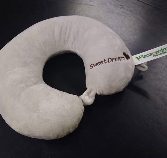 Almohadas viajeras bordadas en Bogotá, tela en Suavetina, cremallera de cierre, relleno con espuma siliconada resistente