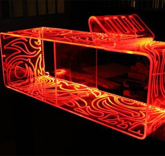 Mesa en Acrilico con grabado Laser