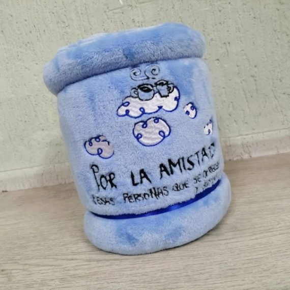 Cobijas con bordado personalizado.